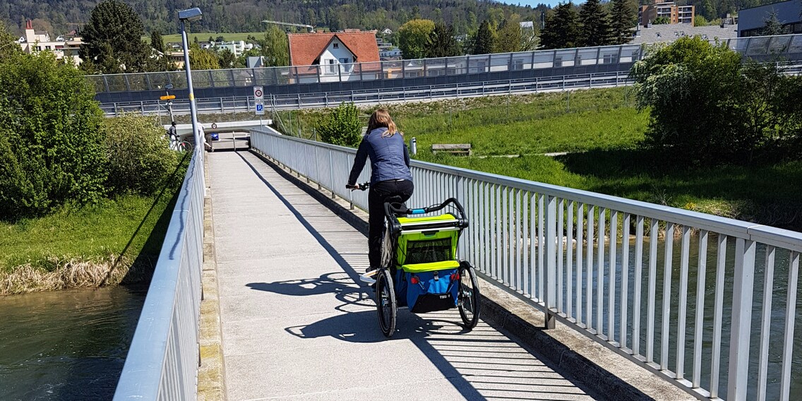 Auch auf einer kleinen Flussbrücke haben andere Verkehrsteilnehmer genug Platz.
