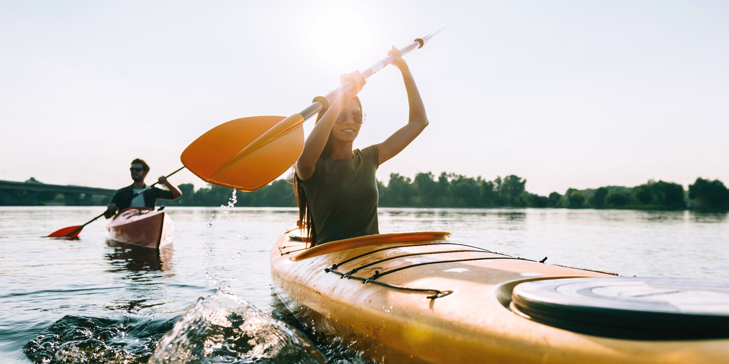 Se laisser dériver en kayak sur le fleuve.