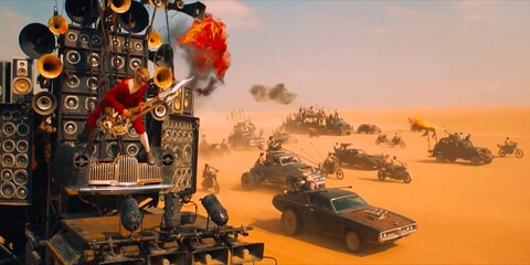 Bämbäm badääm bämbäm. Der «Guitar Guy» aus «Mad Max: Fury Road» lässt die Flammen raus: Kino-Feeling im knackscharfen Grossformat.