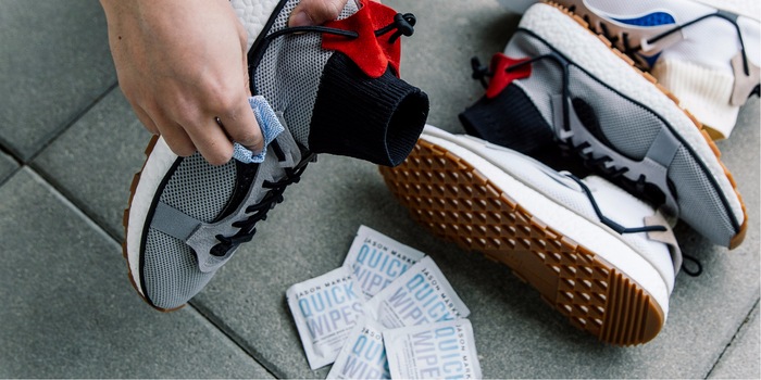 Vor allem im Herbst sind deine Kicks Schmutz und Nässe ausgesetzt – umso wichtiger, dass sie ein glänzendes Schutzschild haben.
