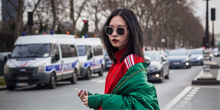 Être paresseux est très chic. Les blogueurs et les stylistes internationaux nous montrent qu'il est à la mode de ne pas porter ses vêtements correctement. Être paresseux est très chic. Les blogueurs et les stylistes internationaux nous montrent qu'il est à la mode de ne pas porter ses vêtements correctement.