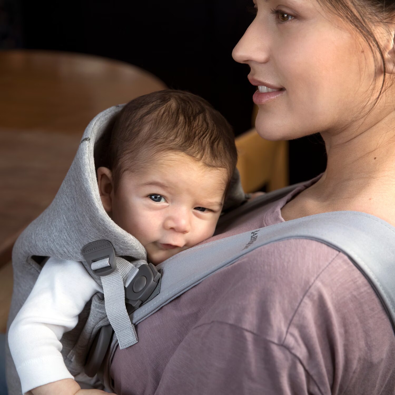 BabyBjörn Marsupio Mini Jersey 3D Per Neonati - Beige Chiaro, Morbido E Pratico - Foto 5