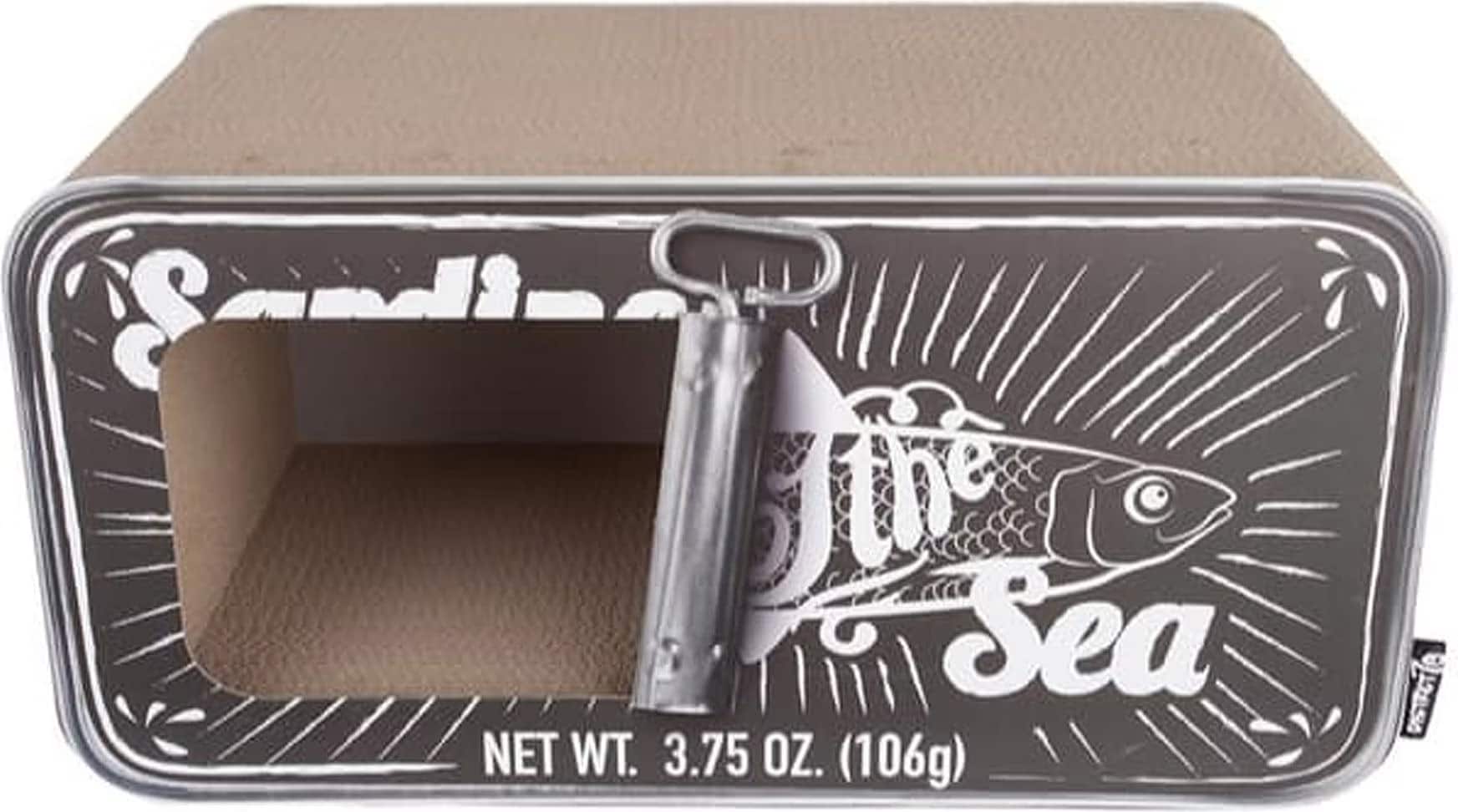 Comparer les prix de DISTRICT70 Griffoir/grotte pour chats SARDINE Blanc