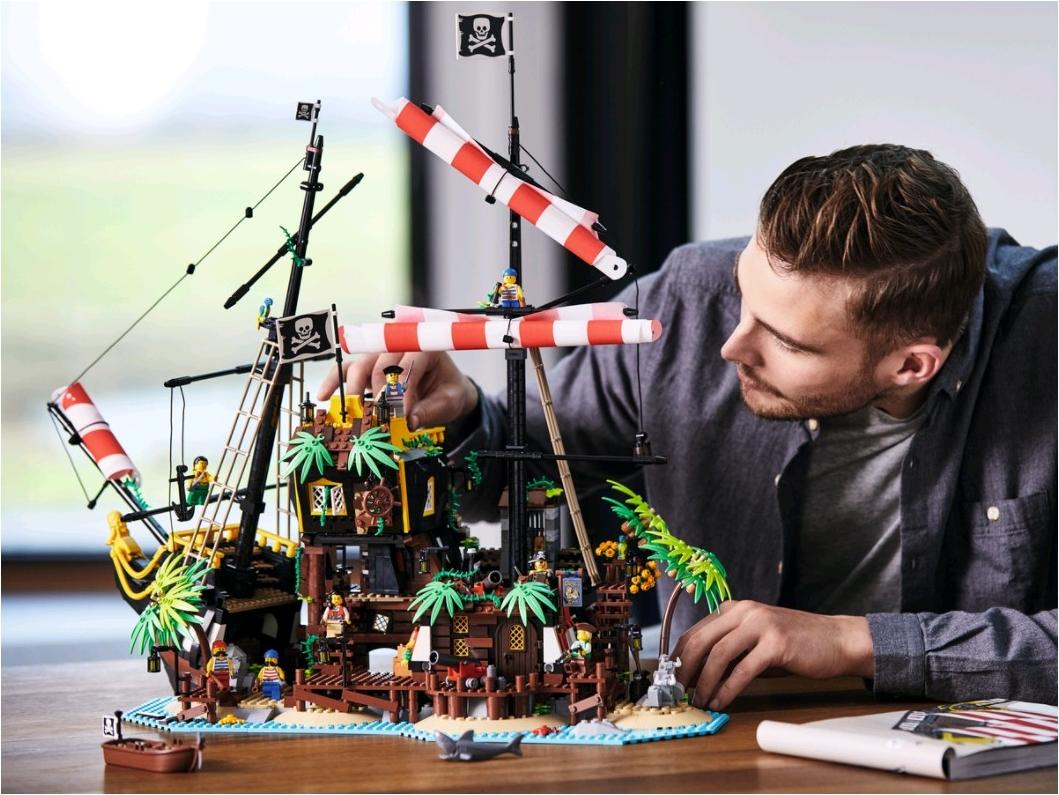 Lego sales 21322 dimensions