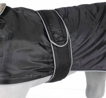 Manteau Orléans noir. taille L+. Encolure: 54-73 cm. pour chiens.